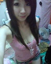 憋笑挑战美女吃瓜,吃瓜瞬间笑场，网友直呼太可爱！