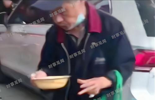 大爷端着碗吃瓜,悠然自得的生活画卷