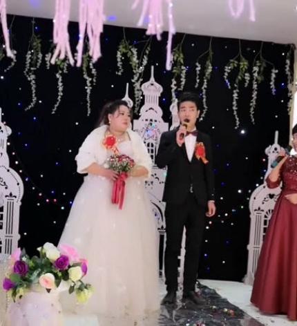 新娘婚礼现场吃瓜,吃瓜群众围观惊人一幕